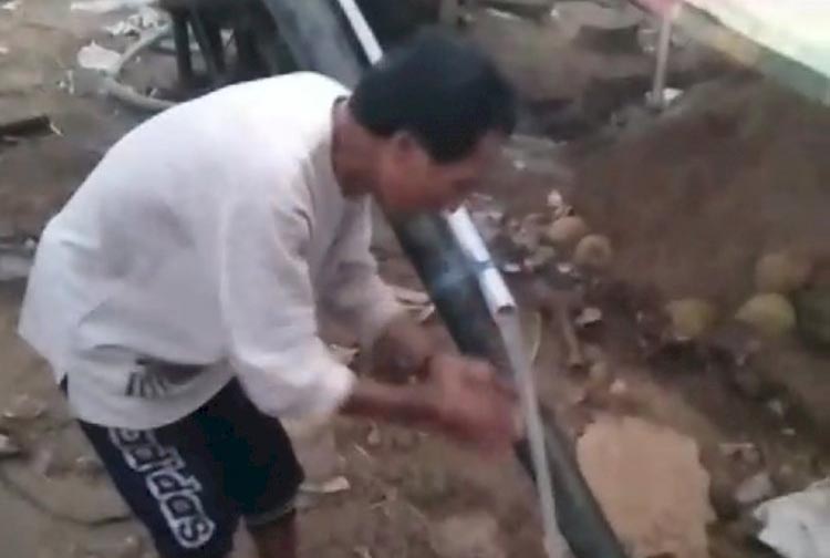 Warga Pulau Palue, Provinsi NTT, sudah bisa menikmati air bersih berkat bantuan Kapolri. (Polda NTT)