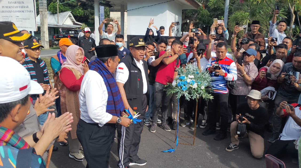Pj Gubernur NTB, H Lalu Gita Ariadi menggelar program Jumat Salam di Pelabuhan Bangsal, Kabupaten Lombok Utara. (ist)