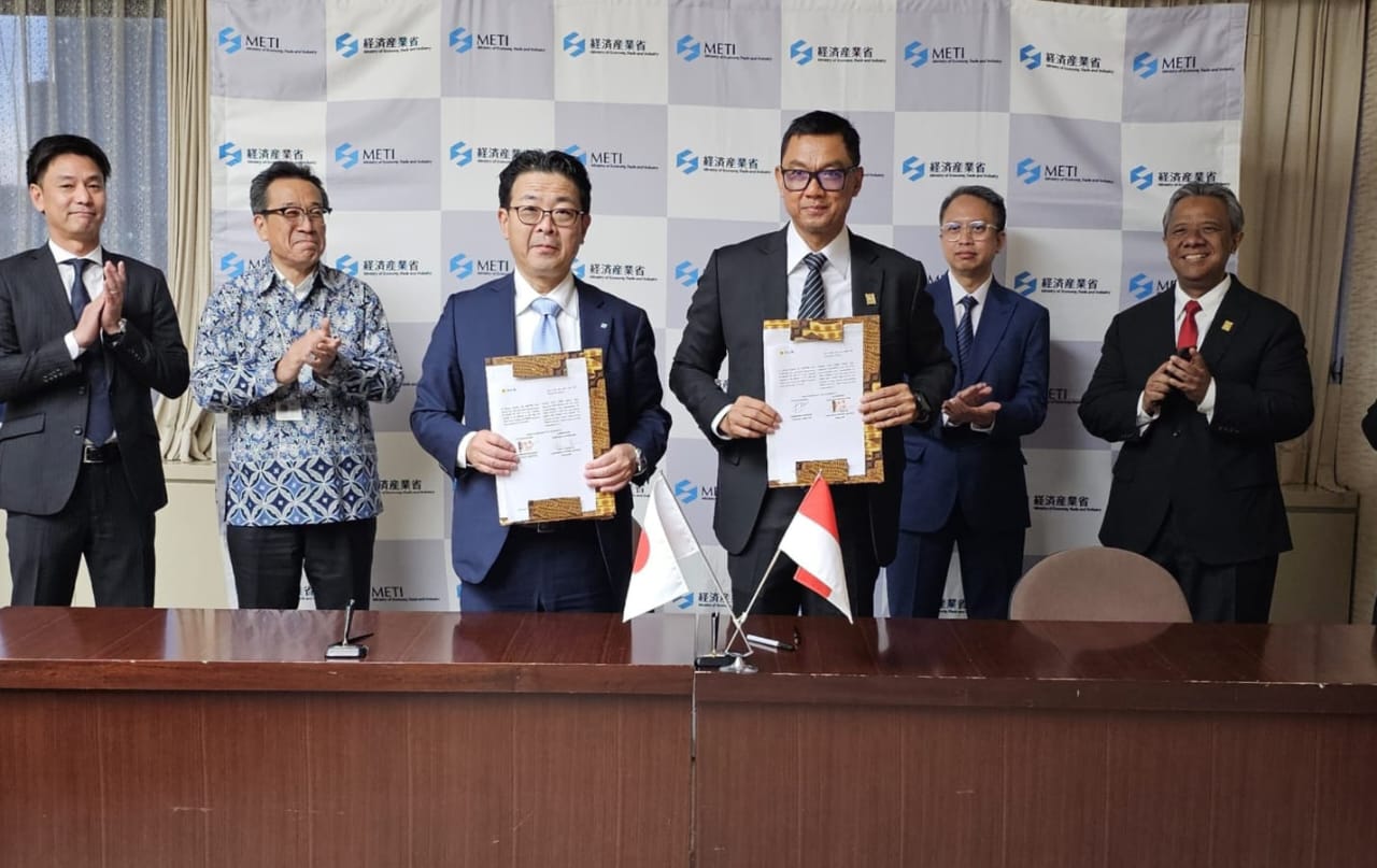 Direktur Utama PLN Darmawan Prasodjo dan Corporate Officer, General Manager of Sumitomo Corporation, Koichi Taniguchi, menandatangani Memorandum of Understanding (MoU) di Tokyo, Jepang, pada 18 Desember 2023. (Sumber PLN)
