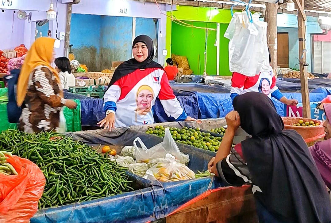 Perempuan Perindo blusukan di Pasar Tradisional Mandalika, Kota Mataram, NTB, mengecek kondisi harga kebutuhan pokok. (Foto BDRG)