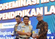 Jasa Raharja dan Korlantas Polri Serahkan Buku Pendidikan Lalu Lintas  Kepada Tenaga Pengajar di Jawa Timur