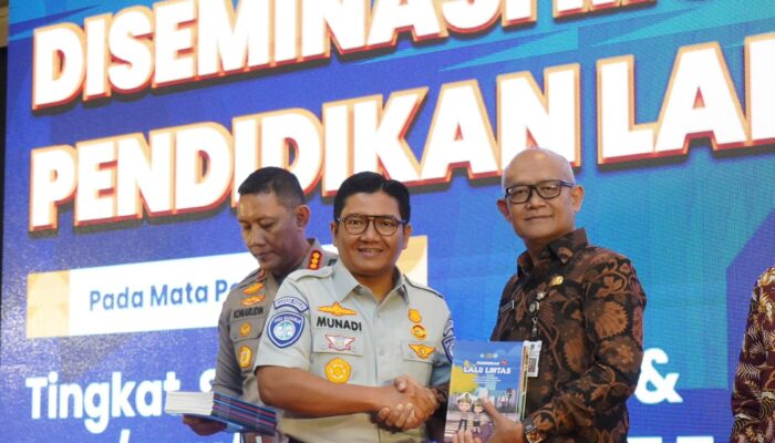 Jasa Raharja dan Korlantas Polri Serahkan Buku Pendidikan Lalu Lintas  Kepada Tenaga Pengajar di Jawa Timur