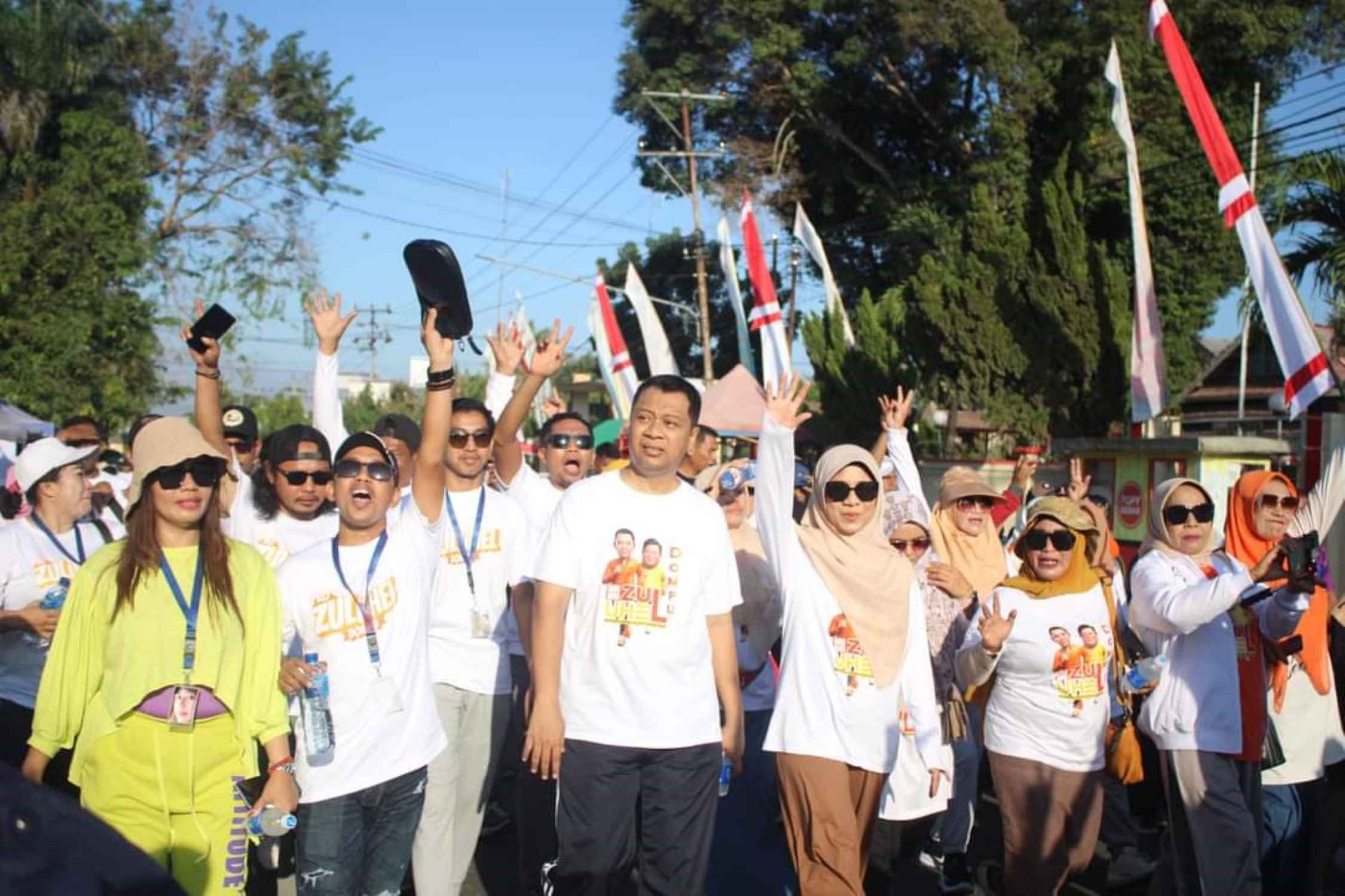 Dr. H. Zulkieflimansyah bersama ribuan warga Dompu mengikuti Jalan Sehat Bareng Bang Zul. (Tim)