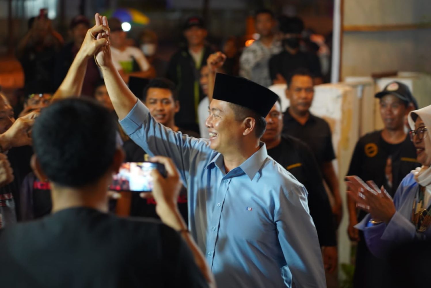 Lalu Muhammad Iqbal bersama para pendukung dari kalangan milenial. (ist)