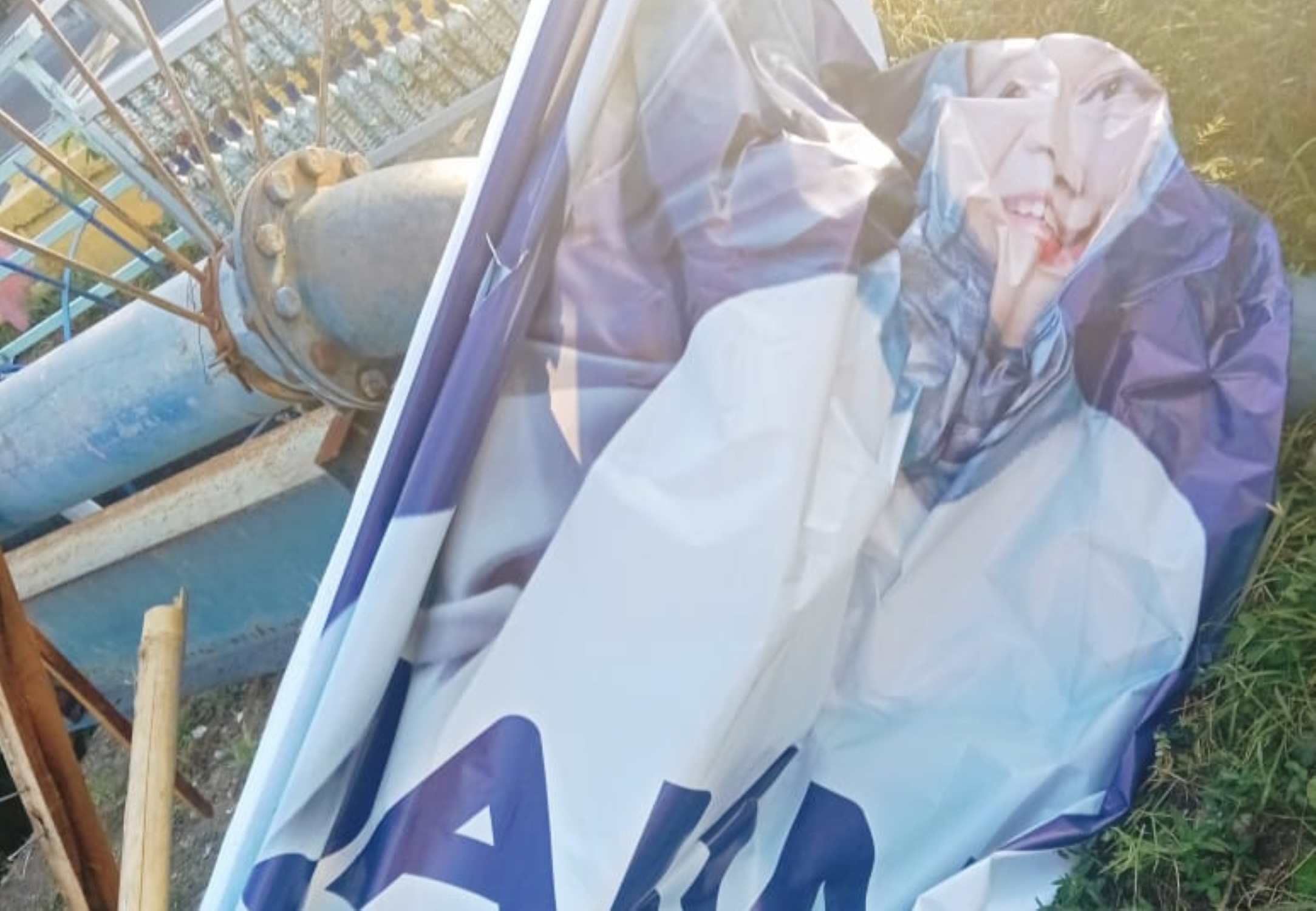 Baliho bakal calon Bupati Lombok Barat, Hj Nurhidayah dirusak oknum warga. (Sumber Tim)