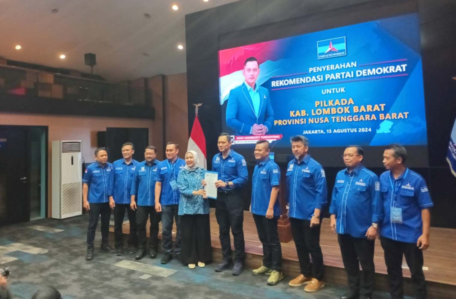 Partai Demokrat menyerahkan B1KWK kepada bakal calon Bupati Lombok Barat, Hj Nurhidayah. (Sumber Tim)