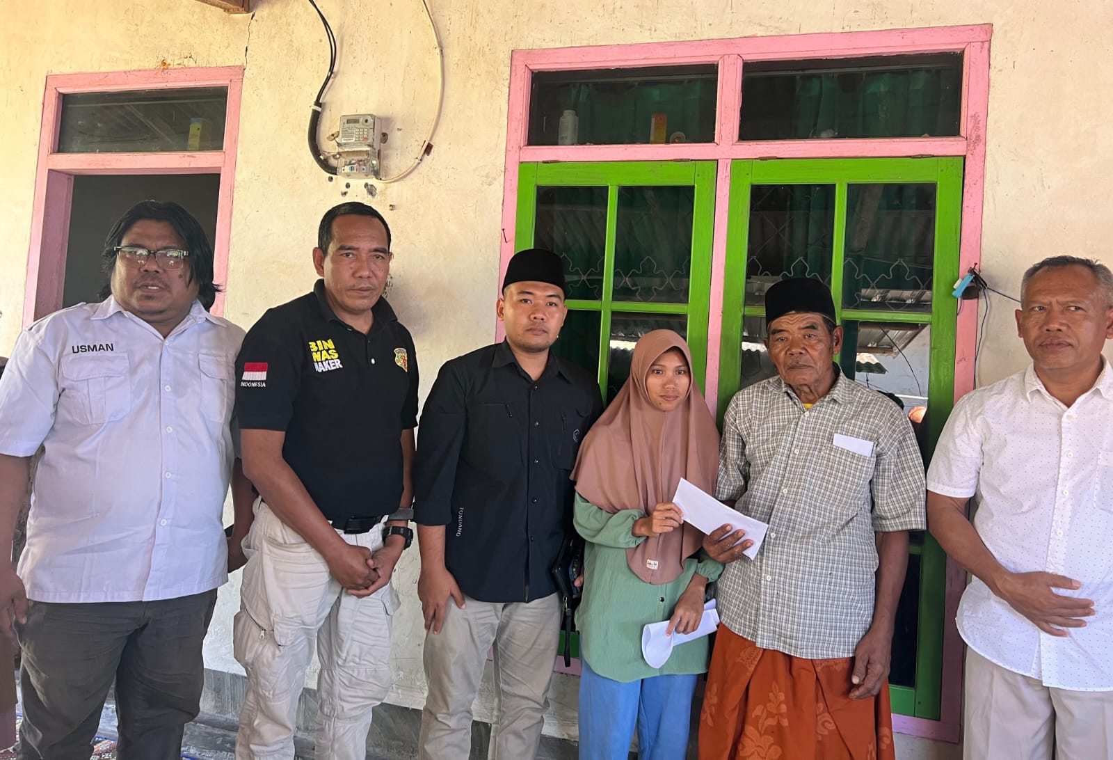 Relawan Garda Akselerasi Sasambo, bersama keluarga almarhum Gofur di Kecamatan Suralaga, Kabupaten Lombok Timur, NTB. (Foto LMI)