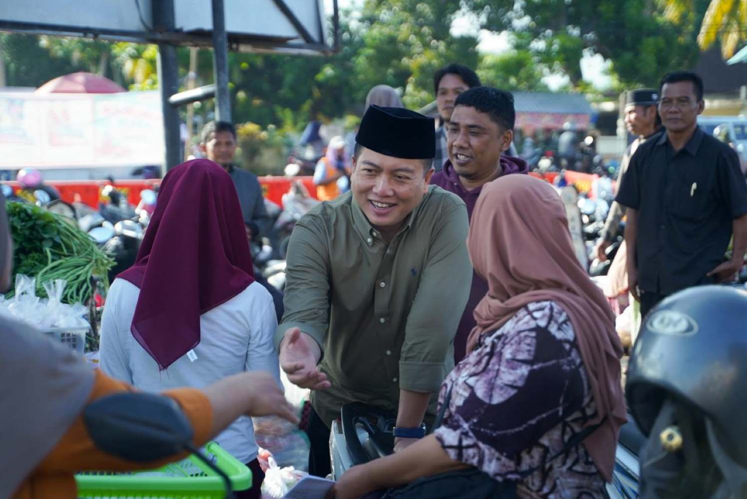 Bakal Calon Gubernur NTB, Lalu Muhamad Iqbal, akrab bersama warga. (Sumber LMI)