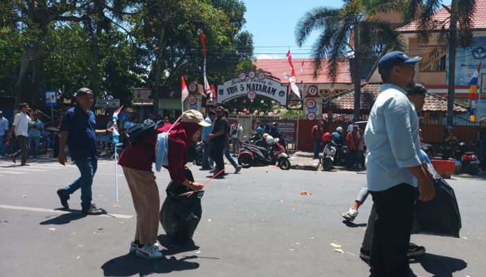 Belasan Ribu Relawan Kawal Iqbal-Dinda ke KPU NTB, Aksi Bersih-Bersih Jadi Sorotan