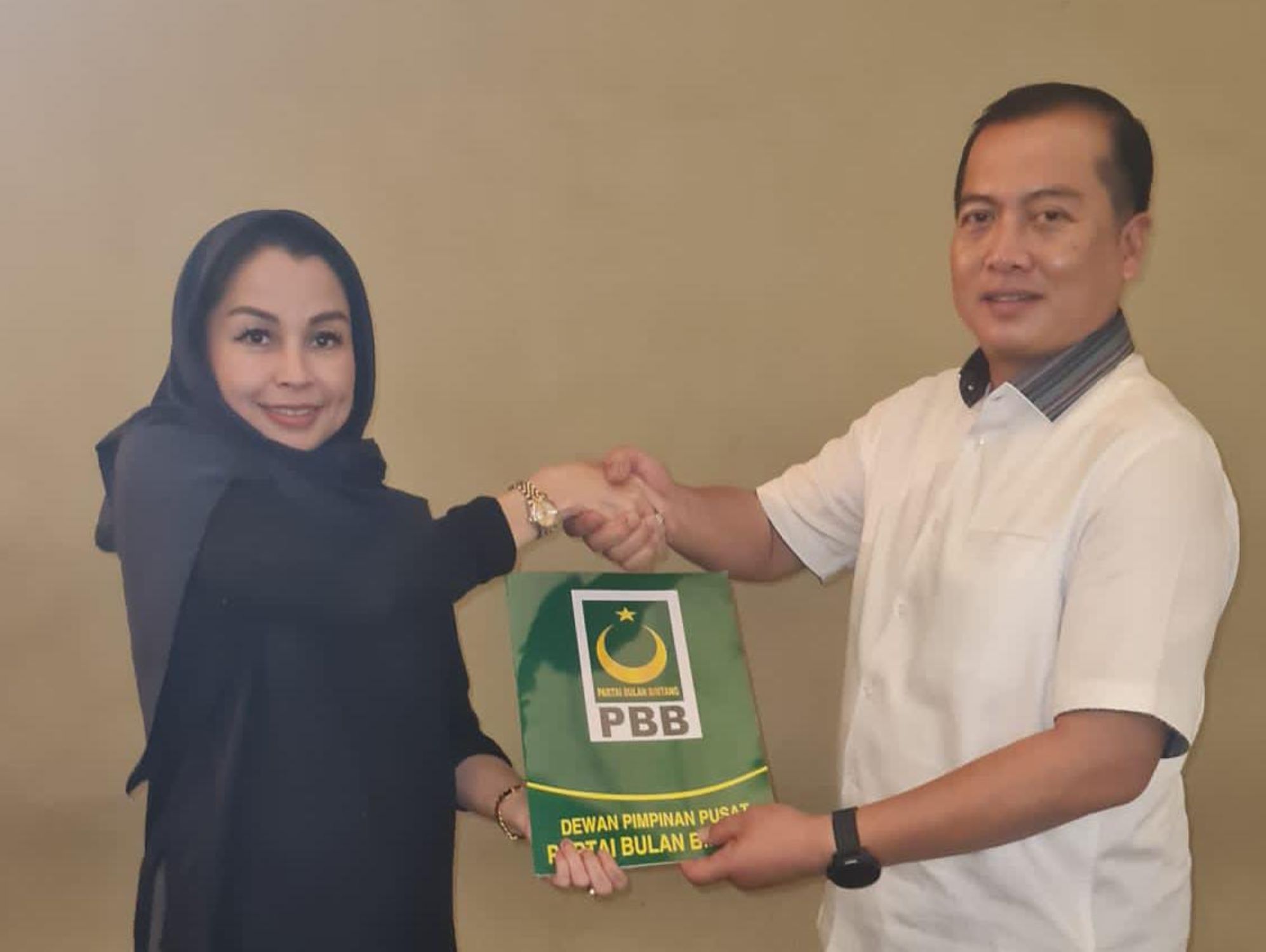 Bakal Calon Gubernur NTB, Lalu Muhamad Iqbal (kanan), menerima surat dukungan dari PBB. (Sumber Tim LMI)