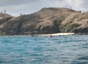 Nelayan Lombok Tengah Tim SAR gabungan berhasil menemukan Azhar (30), warga Desa Sukadana, Kecamatan Pujut, Kabupaten Lombok Tengah, dalam kondisi meninggal dunia di Pantai Serenting/Torok Bare pada Jumat (16/8) sore. Azhar dilaporkan hilang saat mencari ikan di lokasi tersebut dengan menggunakan teknik memanah.  Menurut informasi dari Lalu Wahyu Efendi, Kepala Kantor SAR Mataram, jenazah Azhar ditemukan di kedalaman sekitar sepuluh meter dan berada di dekat lokasi terakhir ia terlihat (LKP). Penemuan ini terjadi sekitar pukul 16.00 WITA, setelah upaya pencarian yang intensif dilakukan oleh berbagai pihak.  “Setelah ditemukan, jenazah korban langsung dibawa ke rumah duka,” jelas Wahyu. Pada hari sebelumnya, sekitar pukul 21.00 WITA, Azhar bersama empat temannya berangkat untuk mencari ikan di pantai tersebut. Mereka menggunakan teknik memanah ikan, namun tidak kunjung kembali ke daratan.  Masyarakat setempat, yang menyadari kepergian Azhar dan teman-temannya, segera melakukan pencarian mandiri sebelum melaporkan kejadian ini kepada pihak berwenang. Dalam pencarian tersebut, senter milik korban ditemukan sekitar 300 meter ke arah barat dari lokasi terakhir terlihat.  Operasi pencarian melibatkan berbagai elemen, termasuk Unit Siaga SAR Kuta Mandalika, TNI, Polri, BPBD, Pemadam Kebakaran, Tagana, serta warga dan nelayan setempat. Tim SAR dan potensi SAR wilayah Lombok Tengah bekerja sama dalam upaya pencarian dan evakuasi ini.  Kepala Kantor SAR Mataram menyampaikan rasa duka cita yang mendalam dan mengucapkan terima kasih kepada semua pihak yang telah berpartisipasi dalam operasi pencarian.  Pihak berwenang masih akan melakukan investigasi lebih lanjut untuk memahami penyebab pasti dari kejadian ini. Sementara itu, keluarga Azhar dan komunitas lokal berduka atas kehilangan yang mendalam ini.Ditemukan Meninggal di Dasar Laut