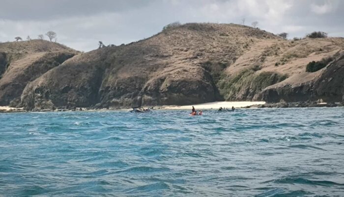 Nelayan Lombok Tengah Tim SAR gabungan berhasil menemukan Azhar (30), warga Desa Sukadana, Kecamatan Pujut, Kabupaten Lombok Tengah, dalam kondisi meninggal dunia di Pantai Serenting/Torok Bare pada Jumat (16/8) sore. Azhar dilaporkan hilang saat mencari ikan di lokasi tersebut dengan menggunakan teknik memanah.  Menurut informasi dari Lalu Wahyu Efendi, Kepala Kantor SAR Mataram, jenazah Azhar ditemukan di kedalaman sekitar sepuluh meter dan berada di dekat lokasi terakhir ia terlihat (LKP). Penemuan ini terjadi sekitar pukul 16.00 WITA, setelah upaya pencarian yang intensif dilakukan oleh berbagai pihak.  “Setelah ditemukan, jenazah korban langsung dibawa ke rumah duka,” jelas Wahyu. Pada hari sebelumnya, sekitar pukul 21.00 WITA, Azhar bersama empat temannya berangkat untuk mencari ikan di pantai tersebut. Mereka menggunakan teknik memanah ikan, namun tidak kunjung kembali ke daratan.  Masyarakat setempat, yang menyadari kepergian Azhar dan teman-temannya, segera melakukan pencarian mandiri sebelum melaporkan kejadian ini kepada pihak berwenang. Dalam pencarian tersebut, senter milik korban ditemukan sekitar 300 meter ke arah barat dari lokasi terakhir terlihat.  Operasi pencarian melibatkan berbagai elemen, termasuk Unit Siaga SAR Kuta Mandalika, TNI, Polri, BPBD, Pemadam Kebakaran, Tagana, serta warga dan nelayan setempat. Tim SAR dan potensi SAR wilayah Lombok Tengah bekerja sama dalam upaya pencarian dan evakuasi ini.  Kepala Kantor SAR Mataram menyampaikan rasa duka cita yang mendalam dan mengucapkan terima kasih kepada semua pihak yang telah berpartisipasi dalam operasi pencarian.  Pihak berwenang masih akan melakukan investigasi lebih lanjut untuk memahami penyebab pasti dari kejadian ini. Sementara itu, keluarga Azhar dan komunitas lokal berduka atas kehilangan yang mendalam ini.Ditemukan Meninggal di Dasar Laut