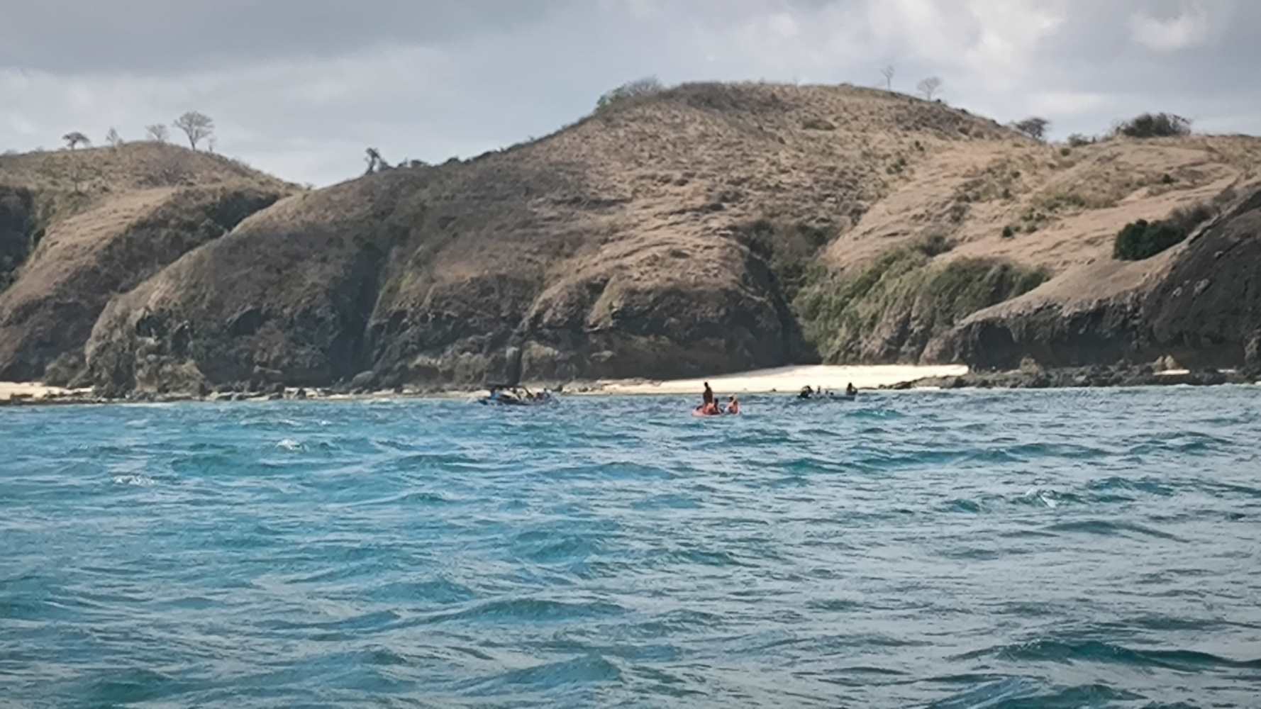 Tim SAR Lombok Tengah melakukan pencarian di perairan laut. (Sumber Basarnas)