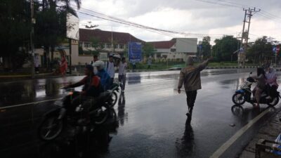 Kegiatan Rawan Siang Polsek Kediri Atur Lalu Lintas di Titik Rawan Kemacetan