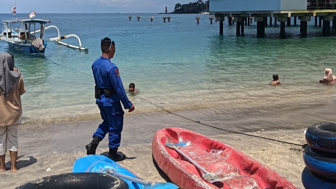 Satpolairud Lombok Barat Gelar Patroli Rutin di Pantai Senggigi Demi Keamanan Wisatawan