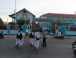 Satlantas Polres Bima Kota Gatur Pagi, Bantu Anak Sekolah Menyebrang Jalan