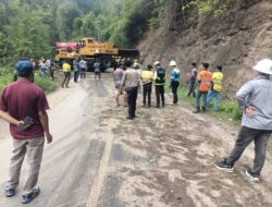 Polsek Maluk Amankan Arus Lalu Lintas Evakuasi Truk Fuso yang Terguling