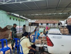 Kolaborasi Bhabinkamtibmas dan Babinsa Desa Seteluk Atas Berikan Pengamanan Pangan Murah