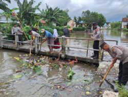 Aksi Bersih-Bersih Kali di Gerung, Upaya Preventif Banjir Musim Hujan