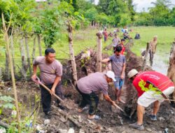 Bhabinkamtibmas Polsek Moyo Hilir Laksanakan Gotong Royong Bersama Masyarakat Desa Penyaring