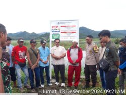 Bhabinkamtibmas Ds. Sampir kawal Dinas Perikanan memasang larangan tangkap ikan menggunakan listrik