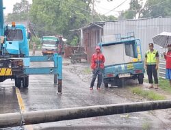 Hujan Deras Robohkan Tiang Listrik, Lalu Lintas di Jalan Utama Macet