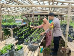 Bhabinkamtibmas Desa Tamekan Berikan Pendampingan Warga Binaan Manfaatkan Pekarangan untuk Tanaman Bergizi