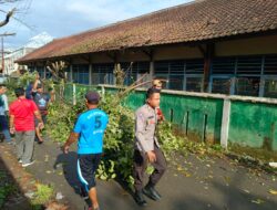 Bhabinkamtibmas Kelurahan Bugis bersama Tiga Pilar bersinergi dengan masyarakat gotong royong buat asri lingkungan