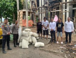 Polsek Rasanae Barat Wujudkan Kepedulian dengan Memberikan Bantuan Semen di Masjid Al Ikhlas