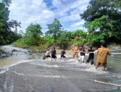 Polsek Sekongkang Evakuasi Motor Hanyut Milik Pemancing di derasnya aliran sungai