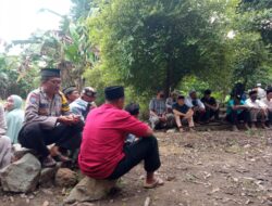 Turut belasungkawa Bhabinkamtibmas Desa Beru Hadiri Pemakaman Warga