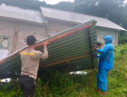 Bhabinkamtibmas Desa Mantun Bantu Warga yang Terdampak Angin Kencang