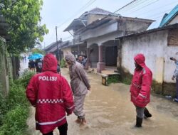 Pantau Debit Air Sungai, Patroli Dialogis Sat Samapta Polres Sumbawa Barat Imbau Masyarakat Tetap Waspada Bencana Banjir