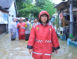 Kapolres Sumbawa Barat Turun Langsung Tinjau Banjir dan Berikan Bantuan Kepada Warga Terdampak