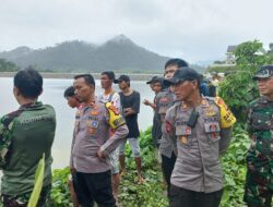 Polres Sumbawa Barat Bersama TNI Dampingi BPBD dalam Pencarian Anak Tenggelam di Bendungan Tiu Suntuk