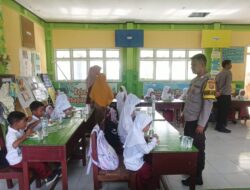 Dukung Program MBG, Polres Sumbawa Barat Bagikan Makanan Sehat Kepada Siswa SD