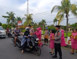 Berkah Ramadhan: Polsek Gerung Tebar Kebaikan dengan Pembagian Takjil
