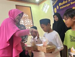 Indahnya Ramadan: Polsek Lembar Tebar Kebaikan di Jalan Dato Kedaro