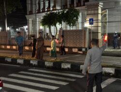 Aman dan Khusyuk! Polsek Kediri Kawal Ibadah Shalat Subuh