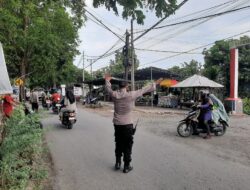 Ngabuburit Lancar! Polisi Atur Lalu Lintas di Labuapi