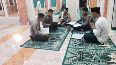 Personel Polsek Sekotong Gelar Tarawih & Tadarusan, Pererat Silaturahmi