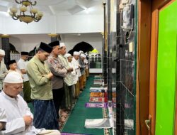 Kehangatan Tarawih Keliling: Polsek Kediri Berbaur dengan Jamaah