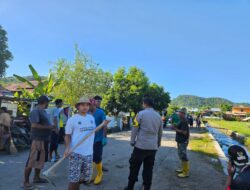 Menyambut Bulan Suci Ramadhan, Polsek Sekongkang Bersama Masyarakat Gelar Gotong Royong Bersihkan Sarana Ibadah