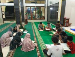 Bhabinkamtibmas Polsek Taliwang Semarakkan Ramadhan 1446 H dengan Sholat Tarawih dan Tadarus Bersama Masyarakat