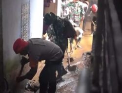 Polri-TNI Bersihkan Lumpur Sisa Banjir di Wilayah Bogor