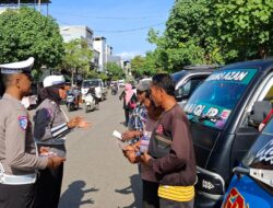 Himbauan Keselamatan Berlalu Lintas oleh Sat Lantas Polres Bima Kota Terhadap Supir Pick Up dan Pembagian Brosur Larangan Memuat Orang di Bak Terbuka