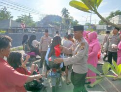 Ramadhan Berkah, Polres Bima Kota Bagi-Bagi Takjil Gratis untuk Pengendara