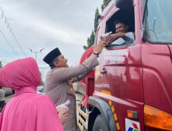 Tebar Kebaikan di Ramadhan Penuh Magfirah, Kapolres Bima Kota Bersama Bhayangkari Berbagi Takjil