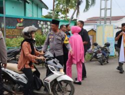 Kapolres Bima Kota dan Bhayangkari Bagikan Takjil Jelang Buka Puasa