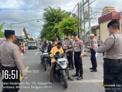 Moment Penuh Berkah, Sat Samapta Polres Sumbawa Bagi-Bagi Takjil Gratis